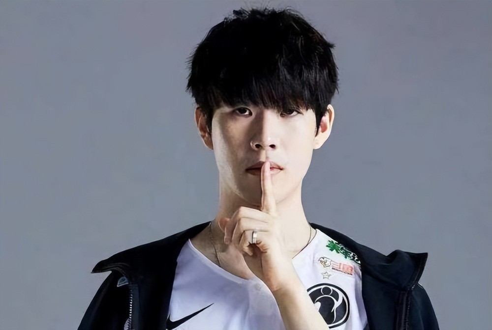 一座球场的 一座球场的